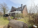 Familienparadies: Reihenendhaus mit Terrasse & Garten - Seitenansicht