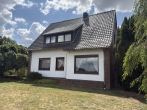 Gepflegtes Siedlungshaus mit Baugrundstück - nordöstliche Ansicht