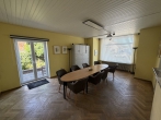 Großzügiges Grundstück mit zwei Einfamilienhäusern in zentraler Lage - Zimmer mit Terrassenzugang