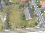 Solide Geldanlage: Zweifamilienhaus ca. 10 km nordwestlich von Nienburg - Drohnenansicht des Grundstücks