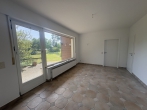 Freistehendes Zweifamilienhaus mit Rotklinker auf großem Grundstück für eine oder zwei Familien - Wohnbereich mit Blick in den Garten