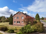 Freistehendes Zweifamilienhaus mit Rotklinker auf großem Grundstück für eine oder zwei Familien - Giebelseite des Hauses