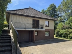 Idylle am Süstedter Bach - Bungalow mit herrlichem Garten - Blick auf Eingang und Garage