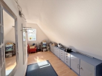 Idyllische Lage in Huchting – Einfamilienhaus mit viel Platz! - DG / Durchgangszimmer