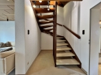 Raumwunder! – Reihenhaus mit Garten und zwei Garagen! - Treppe zum 1. OG