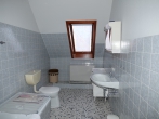 Zuhause für die Familie: Wohnhaus aus den 1970er Jahren in einer ruhigen Wohnstraße - Badezimmer Dachgeschoss