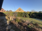 Zuhause für die Familie: Wohnhaus aus den 1970er Jahren in einer ruhigen Wohnstraße - Blick über das Grundstück