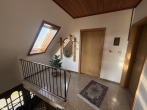 Zuhause für die Familie: Wohnhaus aus den 1970er Jahren in einer ruhigen Wohnstraße - Flurbereich im Dachgeschoss
