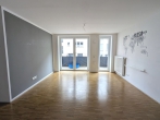 Moderne Architektur in der Neustadt – 3-Zimmer-ETW, Balkon und barrierefrei - Wohnzimmer