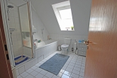 Sehr gepflegte Doppelhaushälfte auf schönem Grundstück in Weyhe-Leeste - Bad, Wanne, Dusche