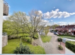 Gepflegte Wohnanlage – mit Weitblick und Tiefgarage! - ... Blick auf den Vorplatz der gepflegten Wohnanlage