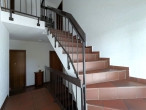 Dachgeschoss-Charme: 3-Zimmer mit Balkon - Treppenhaus