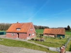 Rotsteinhaus mit Nebengebäuden und großem Grundstück in Einzellage - Rotsteinhaus in Einzellage