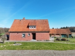 Rotsteinhaus mit Nebengebäuden und großem Grundstück in Einzellage bei Twistringen - Ansicht Haupteingang