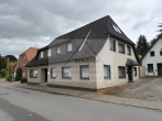 Zweifamilienhaus mit Gewerbefläche zu verkaufen - Ansicht von der Straße aus