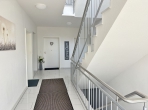 Stilvolle Etagenwohnung mit Sonnenbalkon und Komfort - Hausflur