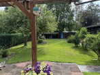 Bungalow mit besonderem Charme und idyllischem Garten in zentrumsnaher Lage - Blick von der Terrasse in den Garten