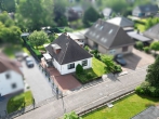 Bungalow mit besonderem Charme und idyllischem Garten in zentrumsnaher Lage - Luftaufnahme Wohnhaus