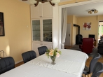 Bungalow mit besonderem Charme und idyllischem Garten in zentrumsnaher Lage - Geräumiges Wohn- und Esszimmer