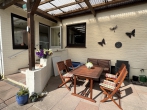 Bungalow mit besonderem Charme und idyllischem Garten in zentrumsnaher Lage - Überdachte Terrasse am Haus