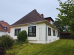 Bungalow mit besonderem Charme und idyllischem Garten in zentrumsnaher Lage - Straßenansicht