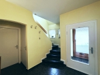 Bungalow mit besonderem Charme und idyllischem Garten in zentrumsnaher Lage - Eingangsbereich und Treppe ins Dachgeschoss