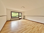 Zweifamilienhaus mit großem Naturgrundstück - Schlafzimmer 2 mit Terrassenzugang