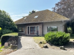 Zweifamilienhaus mit großem Naturgrundstück - Hauszugang