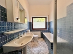 Zweifamilienhaus mit großem Naturgrundstück - Vollbad