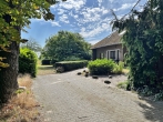 Zweifamilienhaus mit großem Naturgrundstück - Zufahrt zum Haus