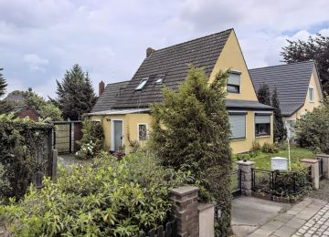 Ein- oder Zweifamilienhaus auf schönem Grundstück mit Sanierungsbedarf in HB-Arbergen, 28307 Bremen, Zweifamilienhaus